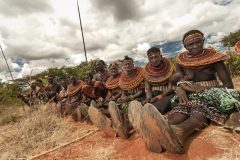 Donne Pokot con i caratteristi doppi collari, da loro realizzati con perline colorate.