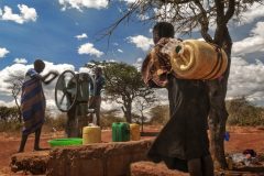 Donne e ragazzi Pokot intorno a uno dei rari pozzi d\'acqua presenti nel loro territorio.